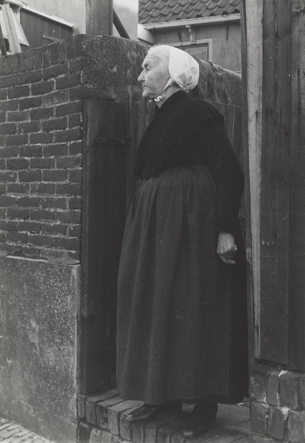 Dirkje van der Wiel-Hazenoot in daagse dracht, Noordwijk aan Zee, 1955