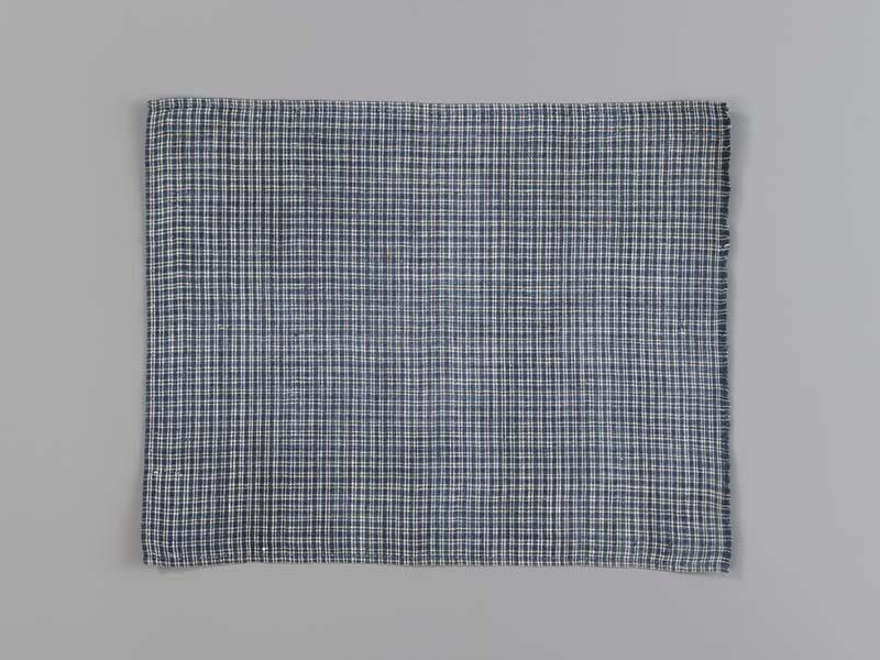 Hindelooper borstlap of foarpeldook van blauw en wit bont