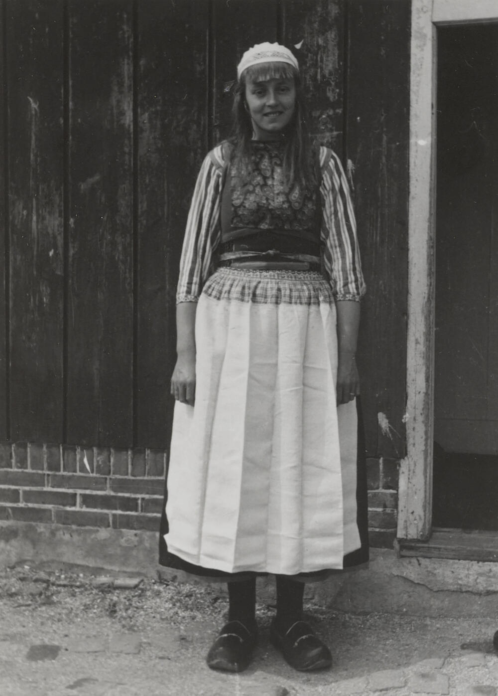 Jannetje de Waart in Marker streekdracht, 1943
