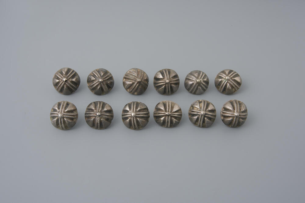 Set van twaalf zilveren knopen, Marken, 1700–1750
