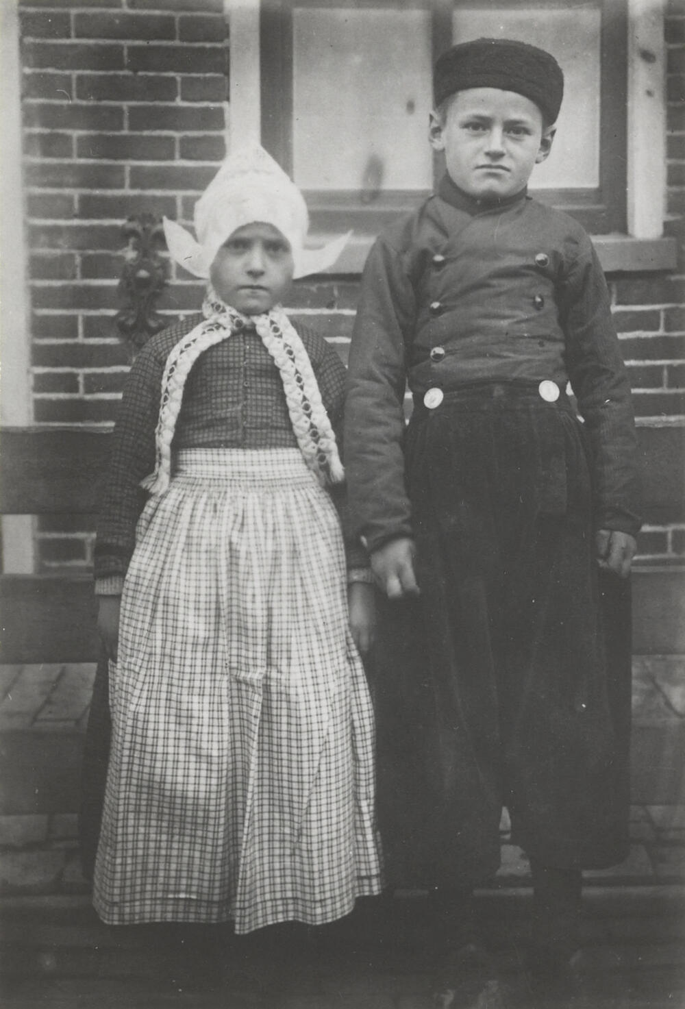 Meisje en jongen in Volendammer dracht, circa 1915