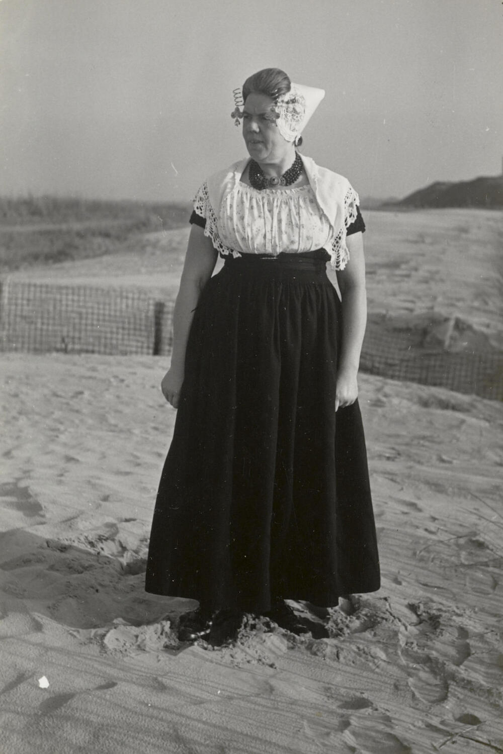 Martina de Vos uit Westkapelle in Walcherse dracht, 1950