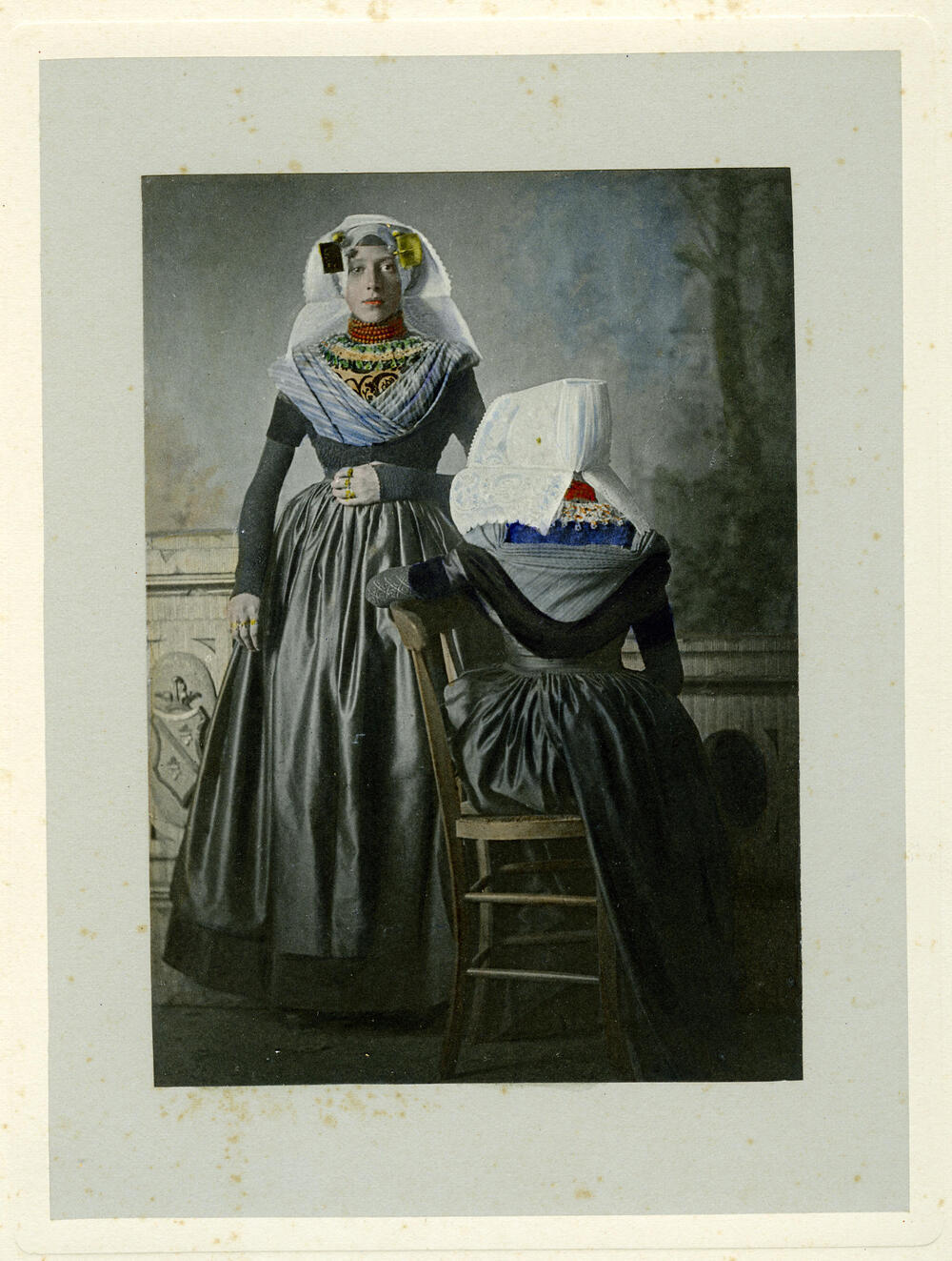 Twee meisjes in rooms-katholieke Zuid-Bevelandse dracht, 1894