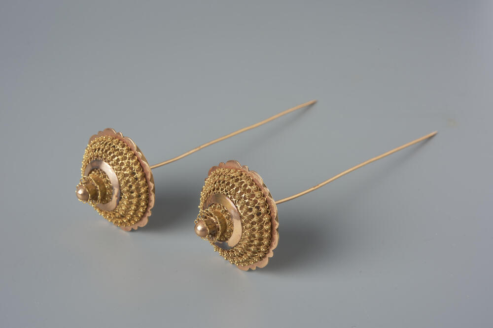 Paar gouden 'torenspelden', Tholen, 1885–1890