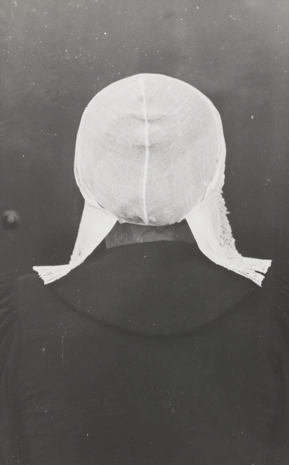 Vrouw in streekdracht, Huizen, 1945