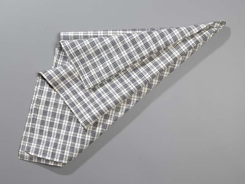 Hindelooper sondook met ingeweven ruit voor de lichte rouw in wit en blauw met initialen I  A