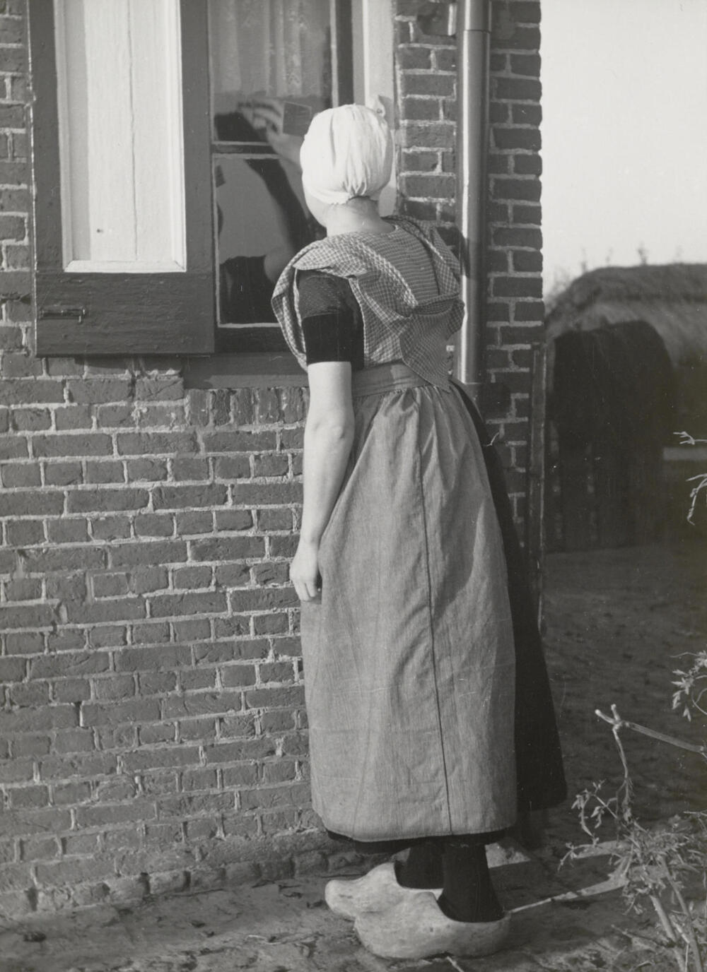 Vrouw in katholieke Zuid-Bevelandse dracht, Ovezande, 1950