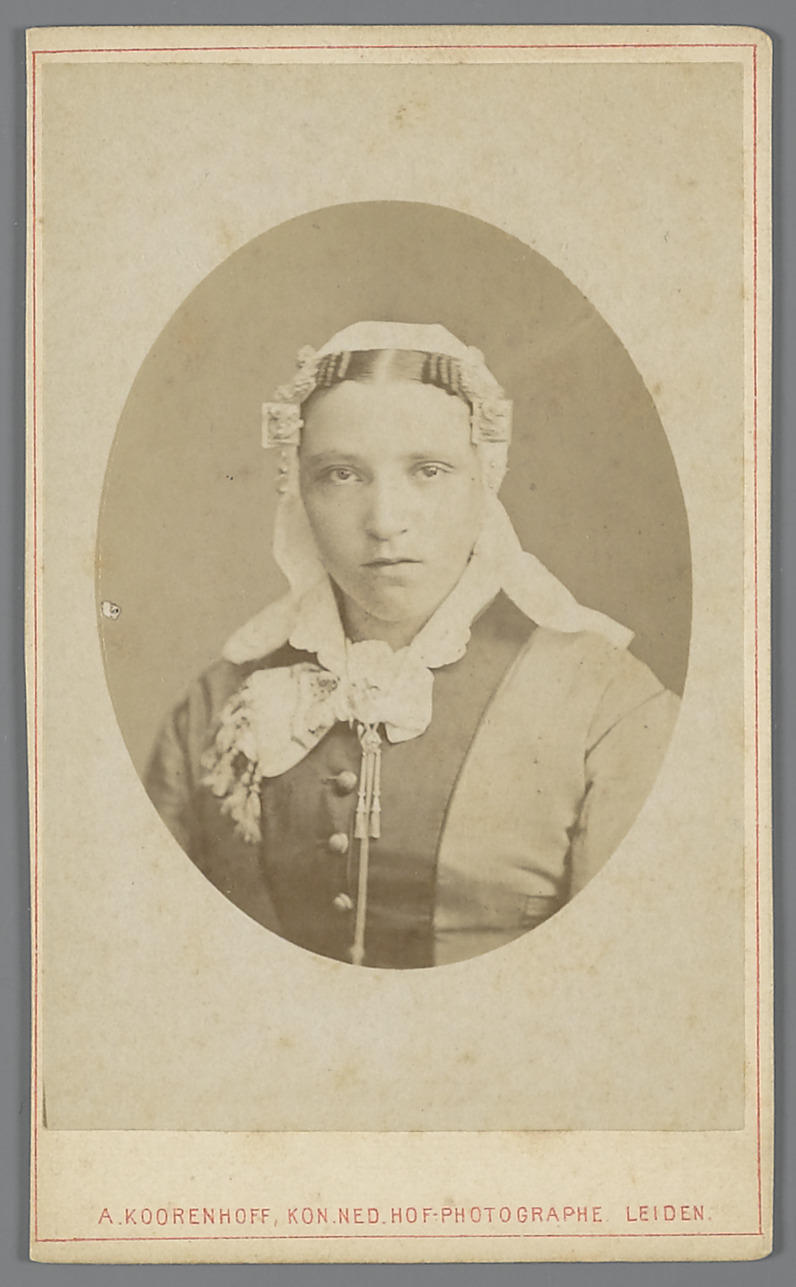 Vrouw in dracht uit Rijnland of omgeving, 1876–1880