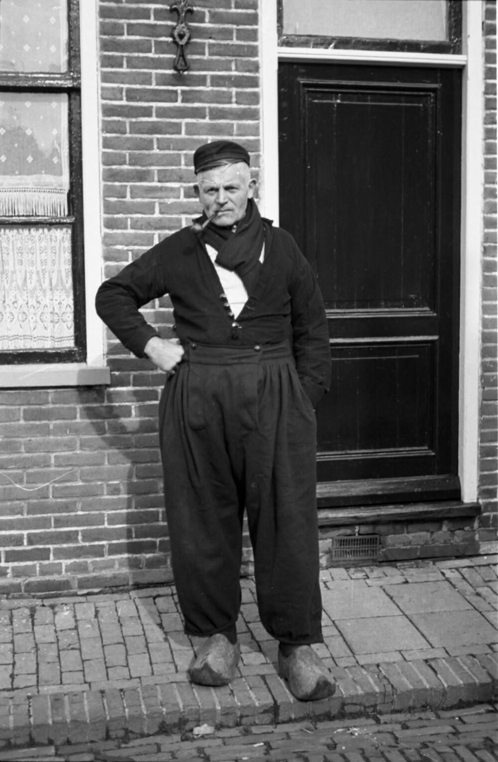 Man in Volendammer dracht, 1946