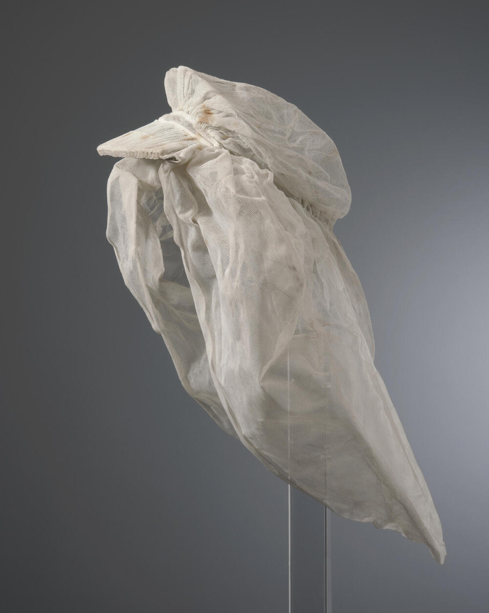 Muts van witte tule voor de rouw, St. Anthonis, voor 1959
