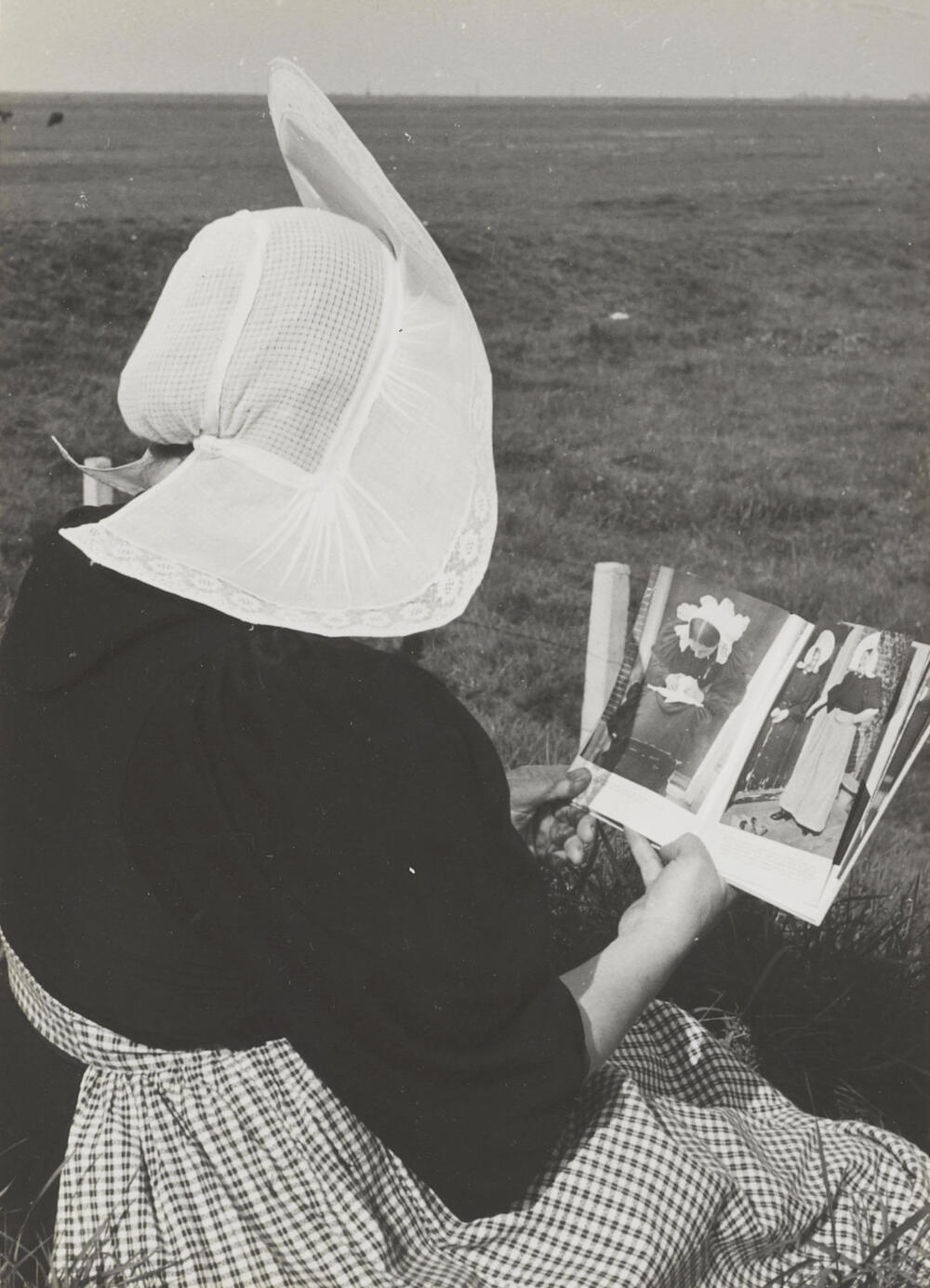 Mevrouw Speets in Huizer dracht, 1952