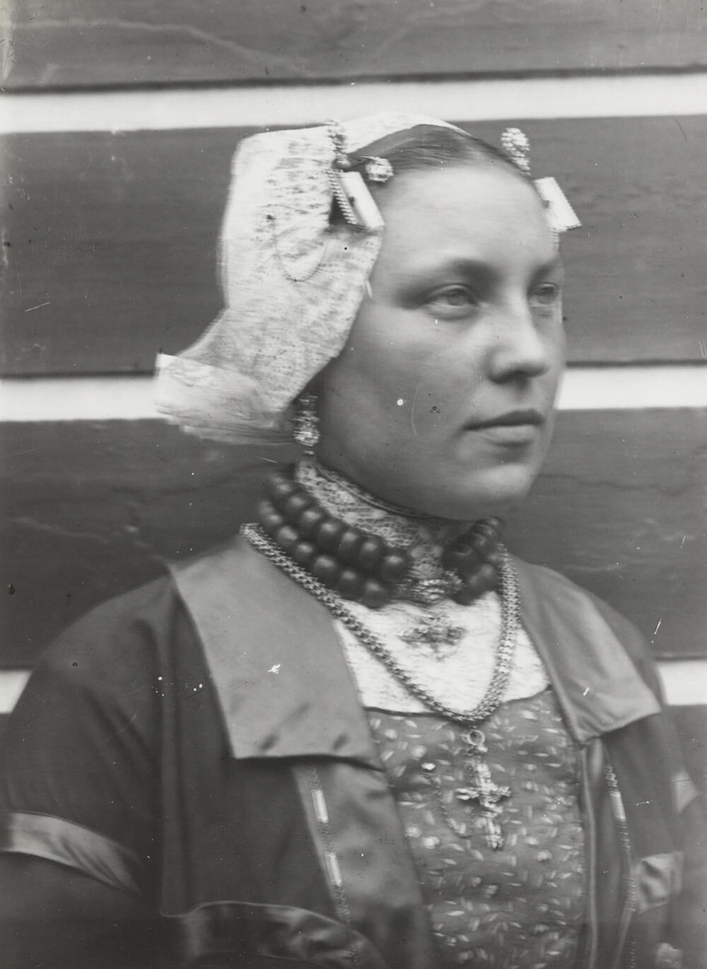 Vrouw in katholieke dracht van West-Friesland, circa 1915