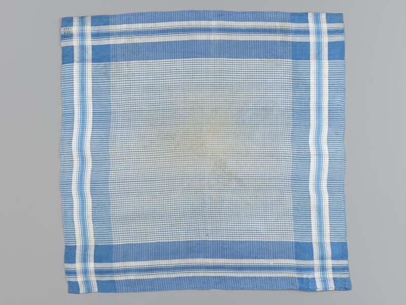 Zijden sjaaltje,geruit in de kleuren blauw en wit, met ingeweven rand