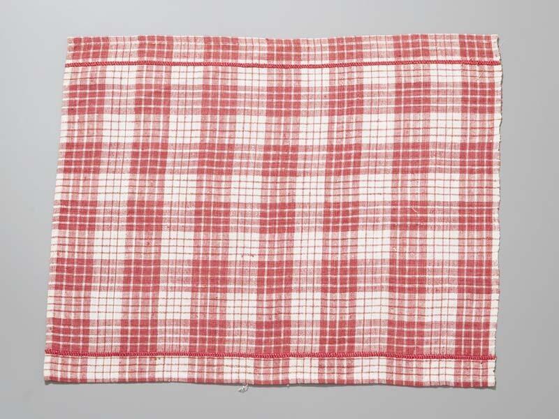 Hindelooper borstlap of foarpeldook van rood en wit bont