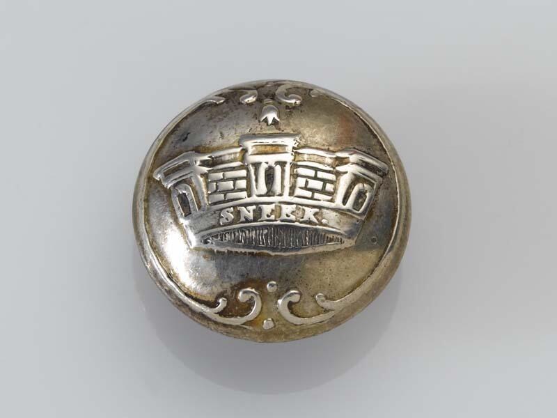 Ronde bolle knoop met een stedenkroon met  SNEEK
