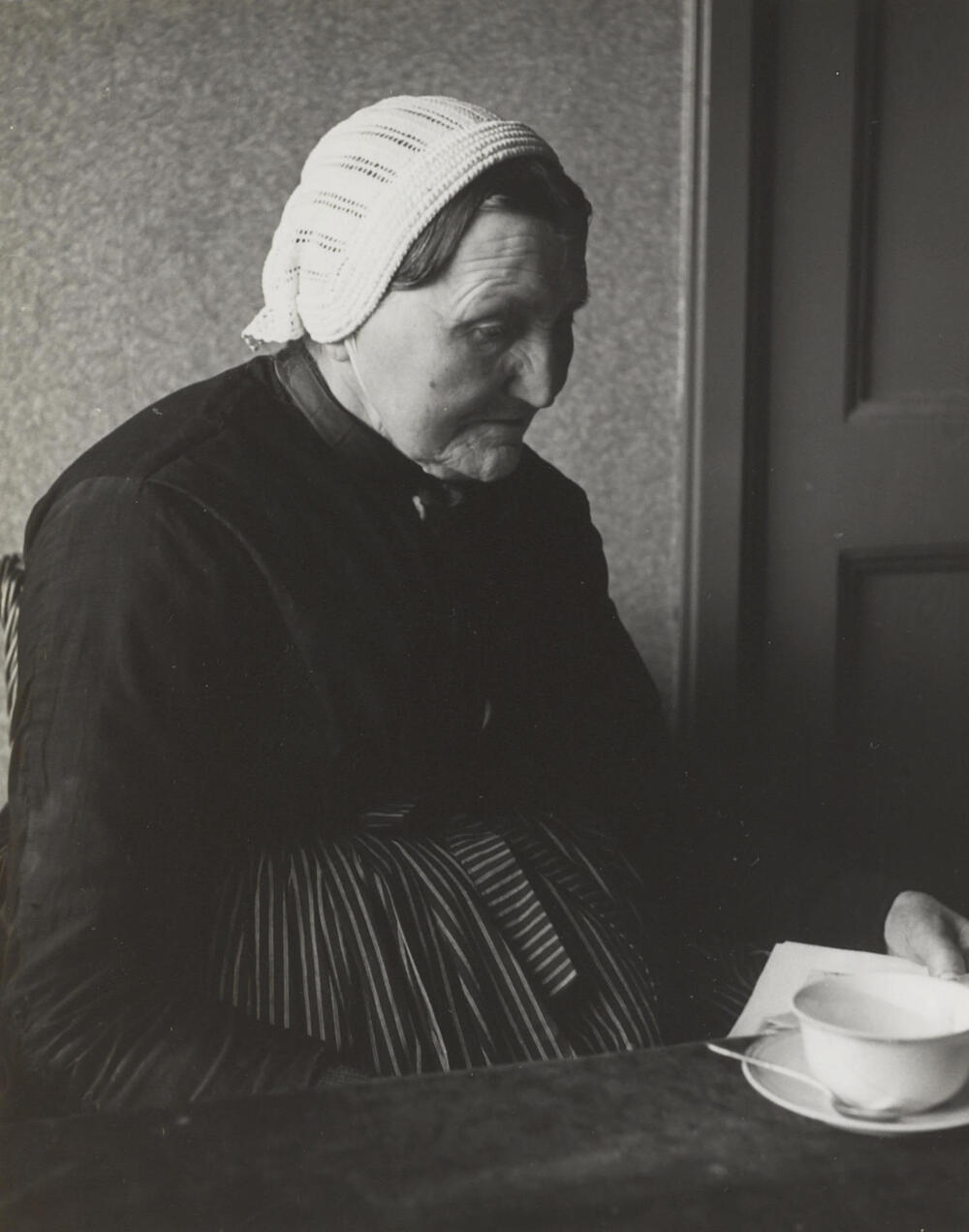 Vrouw uit Striep in Terschellinger streekdracht, 1950