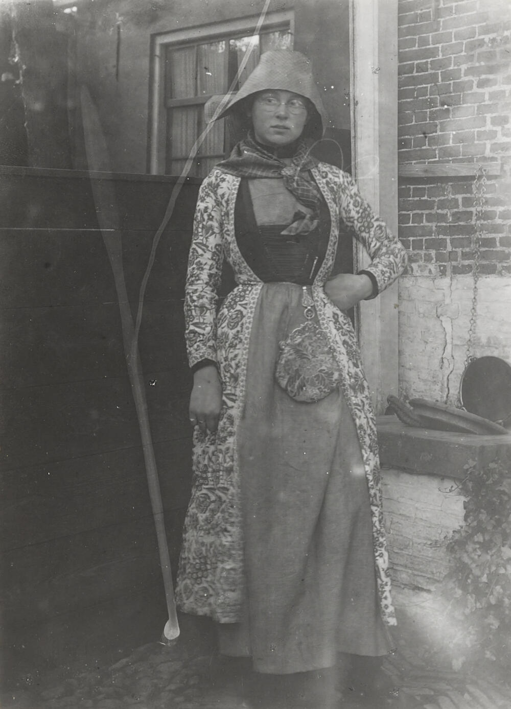 Meisje in Hindelooper dracht, circa 1915