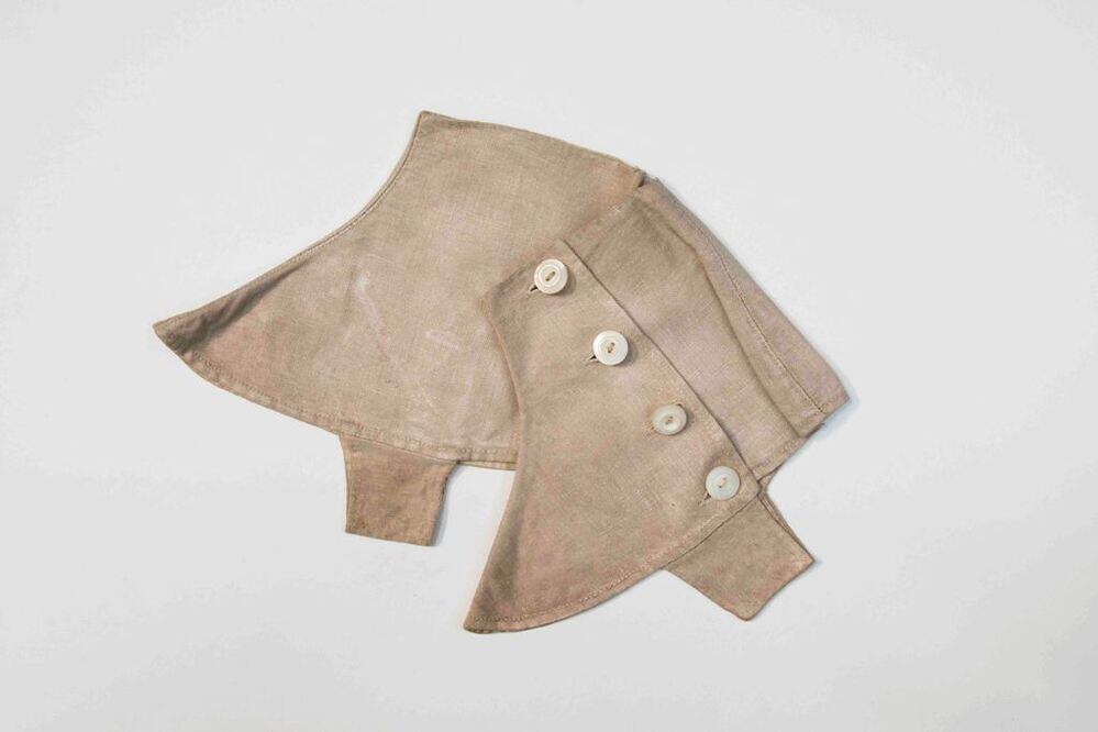 Paar souspieds van beige keperstof gevoerd met wit katoen, met vier parelmoeren knopen, onder de…
