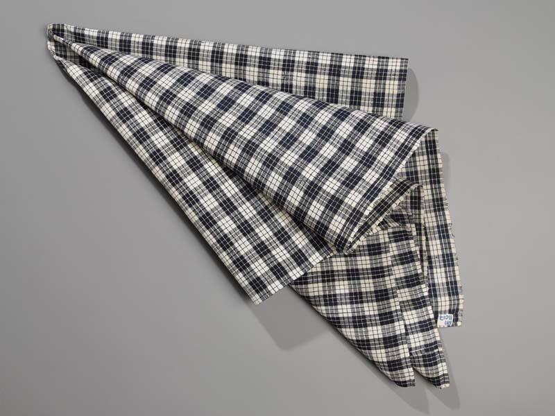 Hindelooper sondook voor de rouw met ingeweven ruit in wit en blauw dammede
