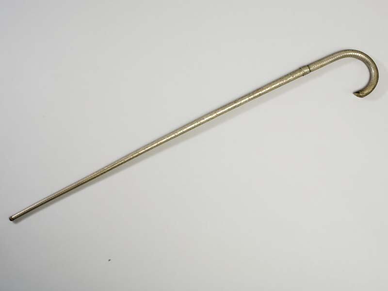 Holle metalen wandelstok met halfronde losse greep, de hele stok vertind en gepolijst en versierd…