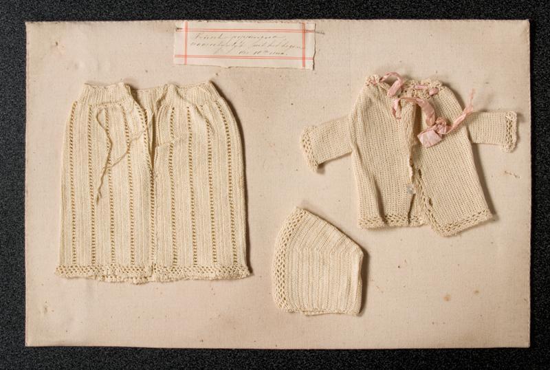 Paneel met ondergoed uit eikenhouten kistje waarin zes panelen met 18de-eeuwse poppenkleding