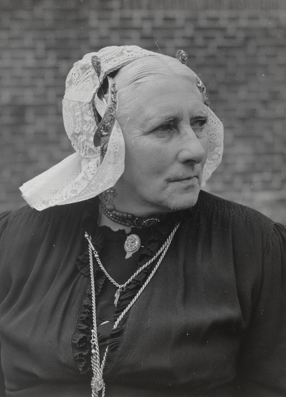 Klasina Makker in streekdracht uit Eemnes, 1952