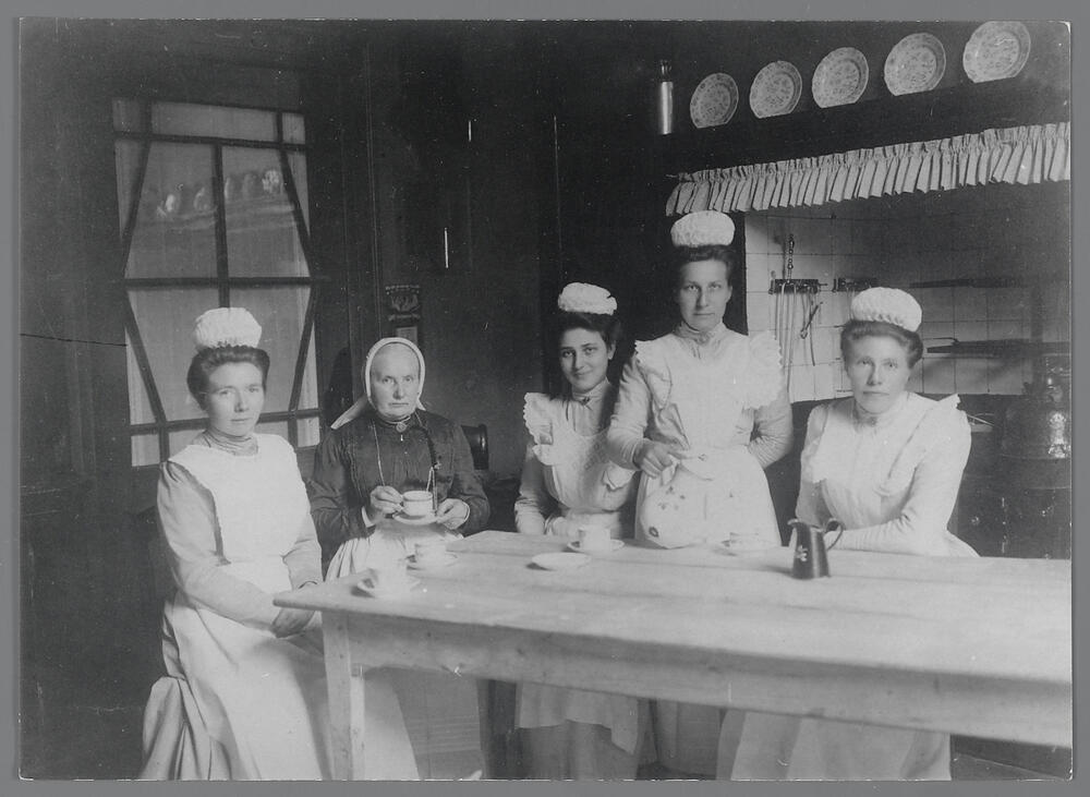 Personeel van landhuis-boerderij 'De Reuversweerd' in Cortenoever, circa 1918