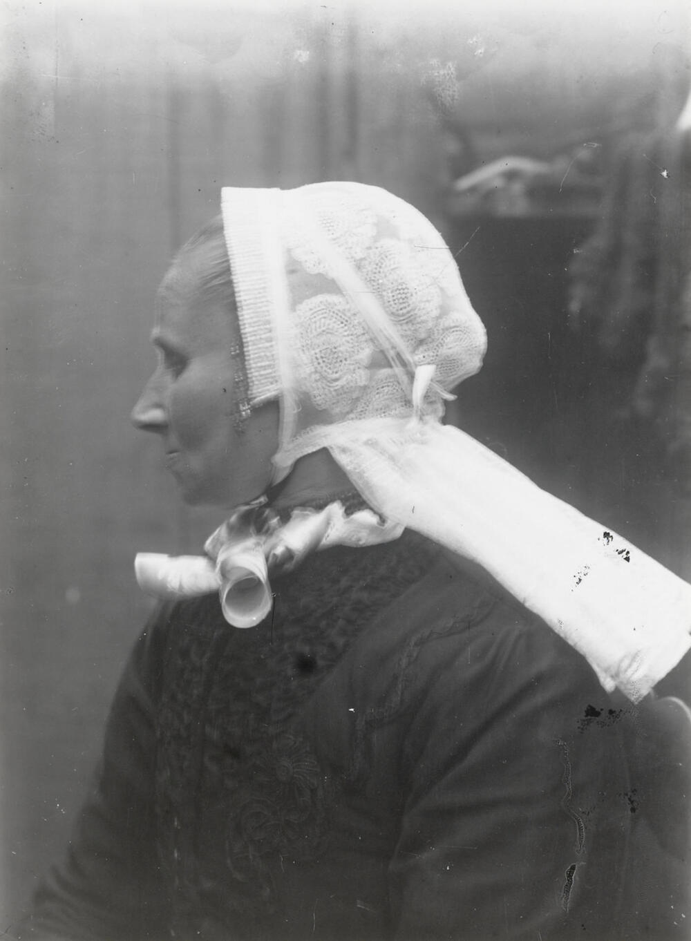Vrouw in streekdracht uit Kampen, circa 1915