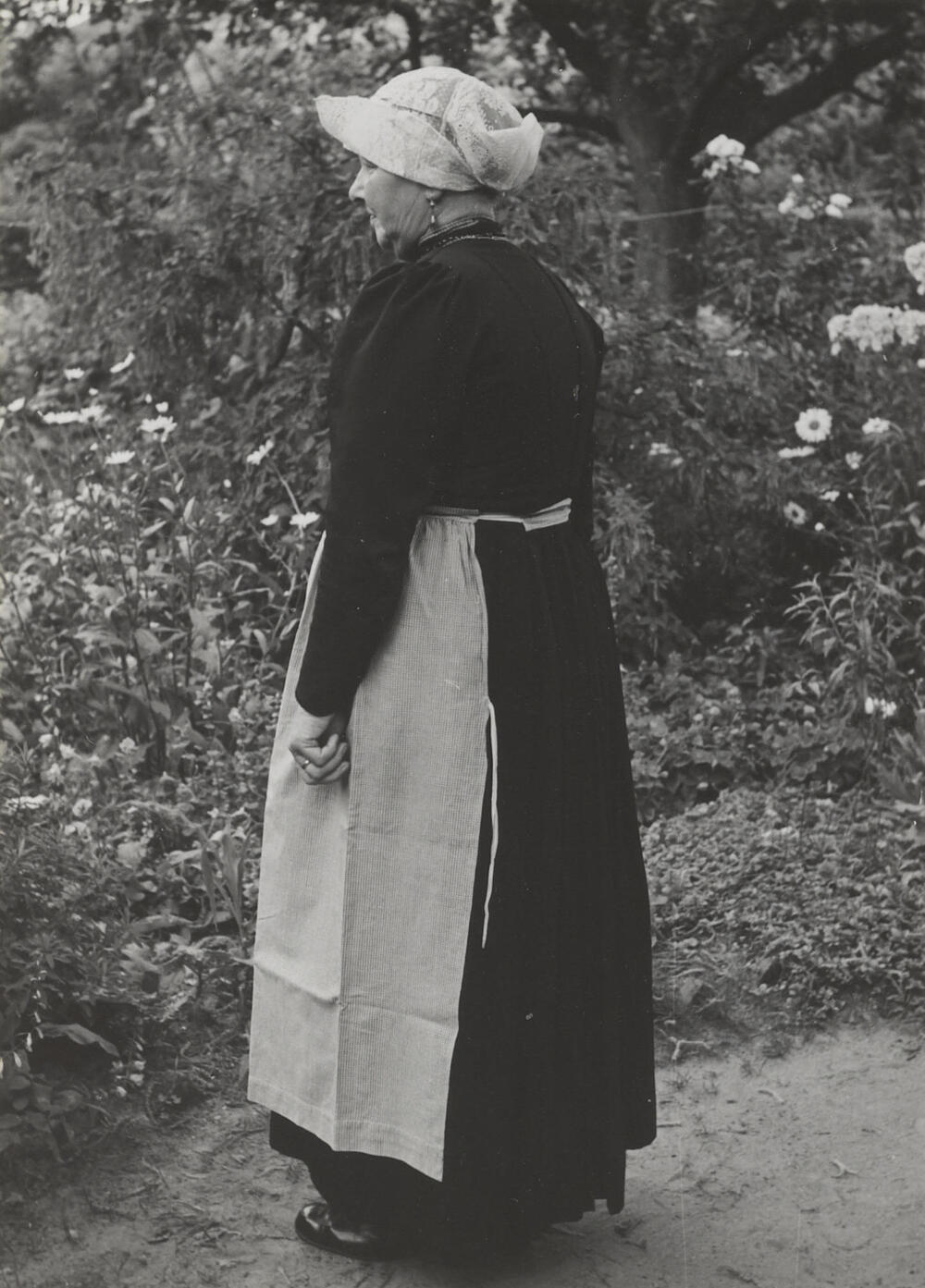 Mevrouw De Leeuw in streekdracht uit Laren, 1952