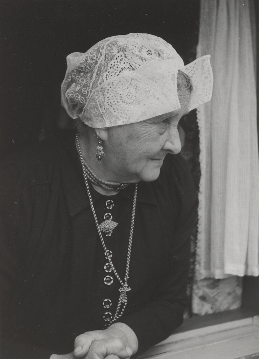 Cornelia Vos-Klaver in streekdracht uit Laren, 1952