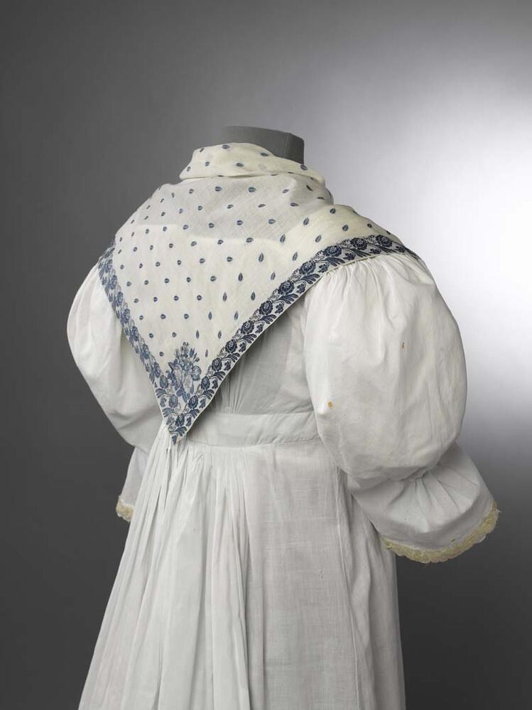 Wit katoenen driekante doek met ingeweven blauw bloempatroon en bloemenrand
