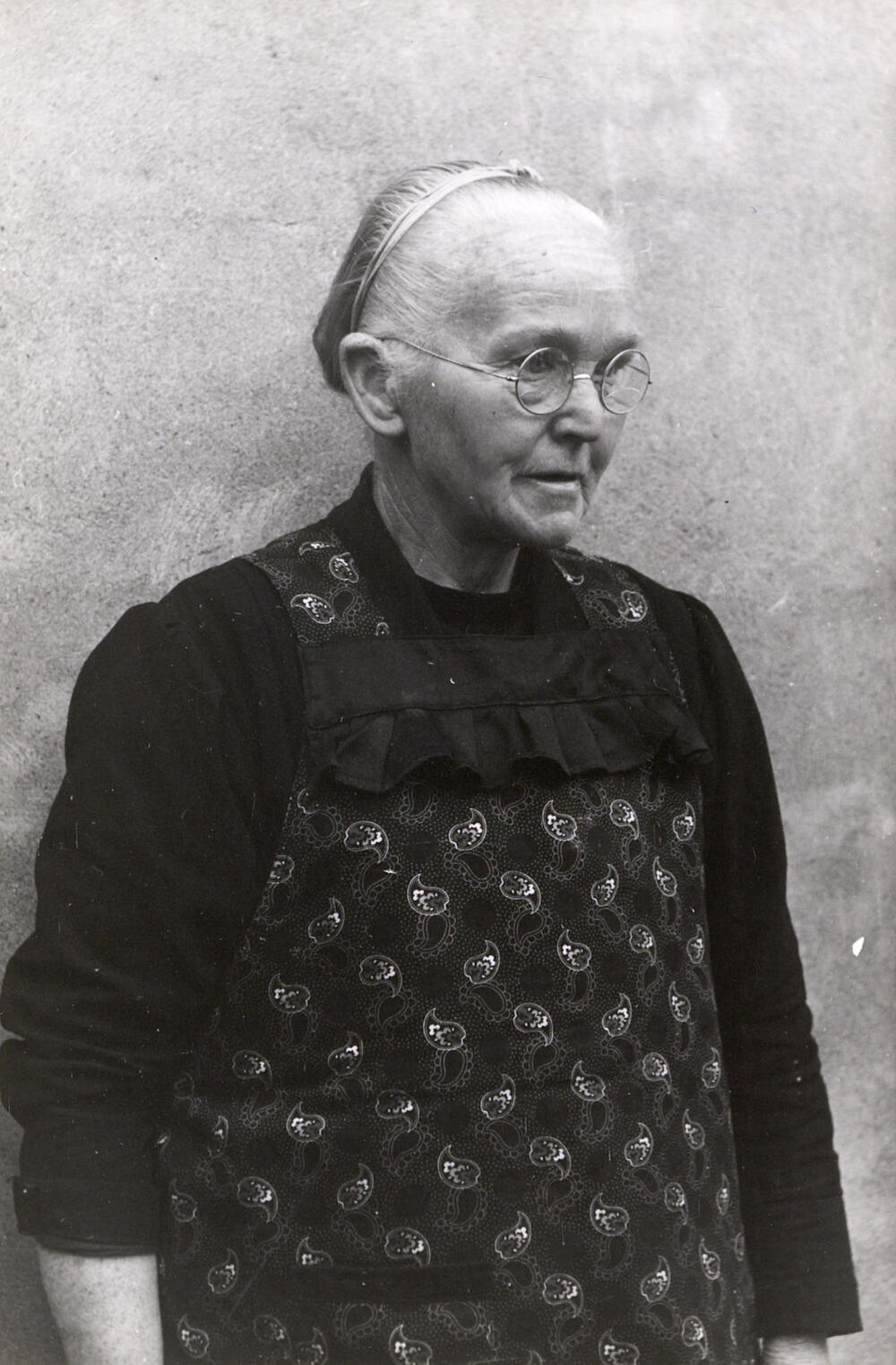 Weduwe Van der Scheer uit Veessen in Gelderse dracht, 1945
