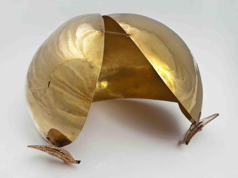 Breed gouden oorijzer met geometrische knoppen met verhoogd rozetvormig hart