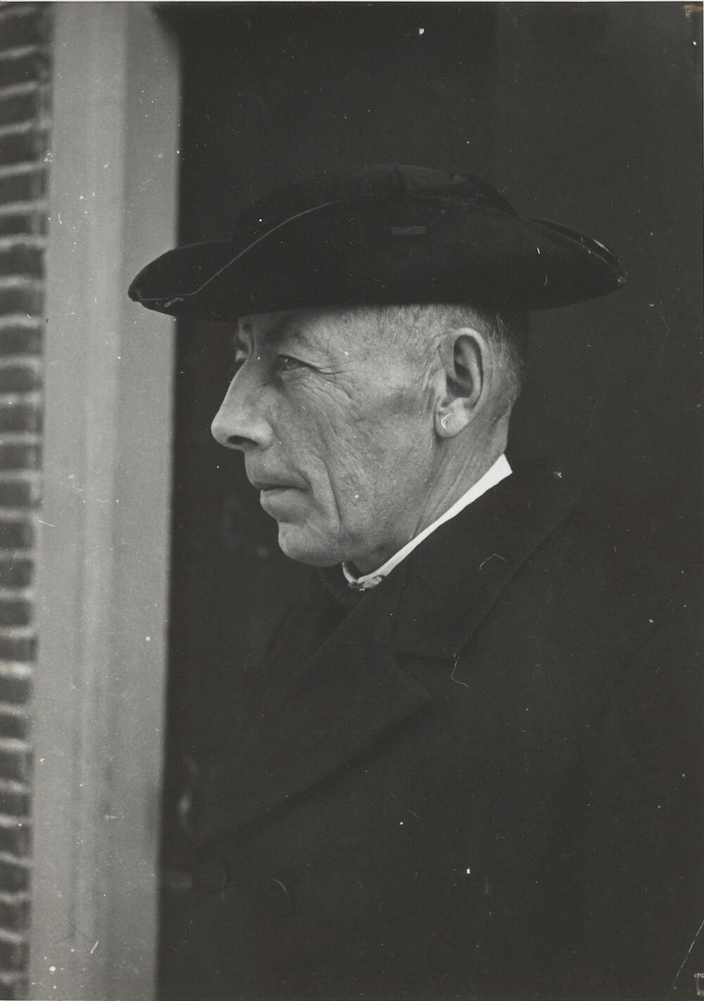 Man in aansprekerskostuum, Huizen, 1945