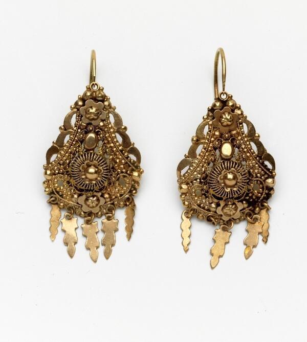 Paar gouden oorhangers, filigrain, 5 lovertjes