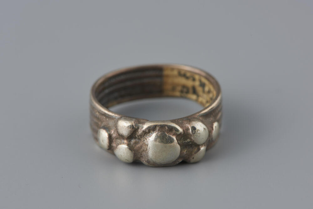 Zilveren ring, 'zevensteen', Marken