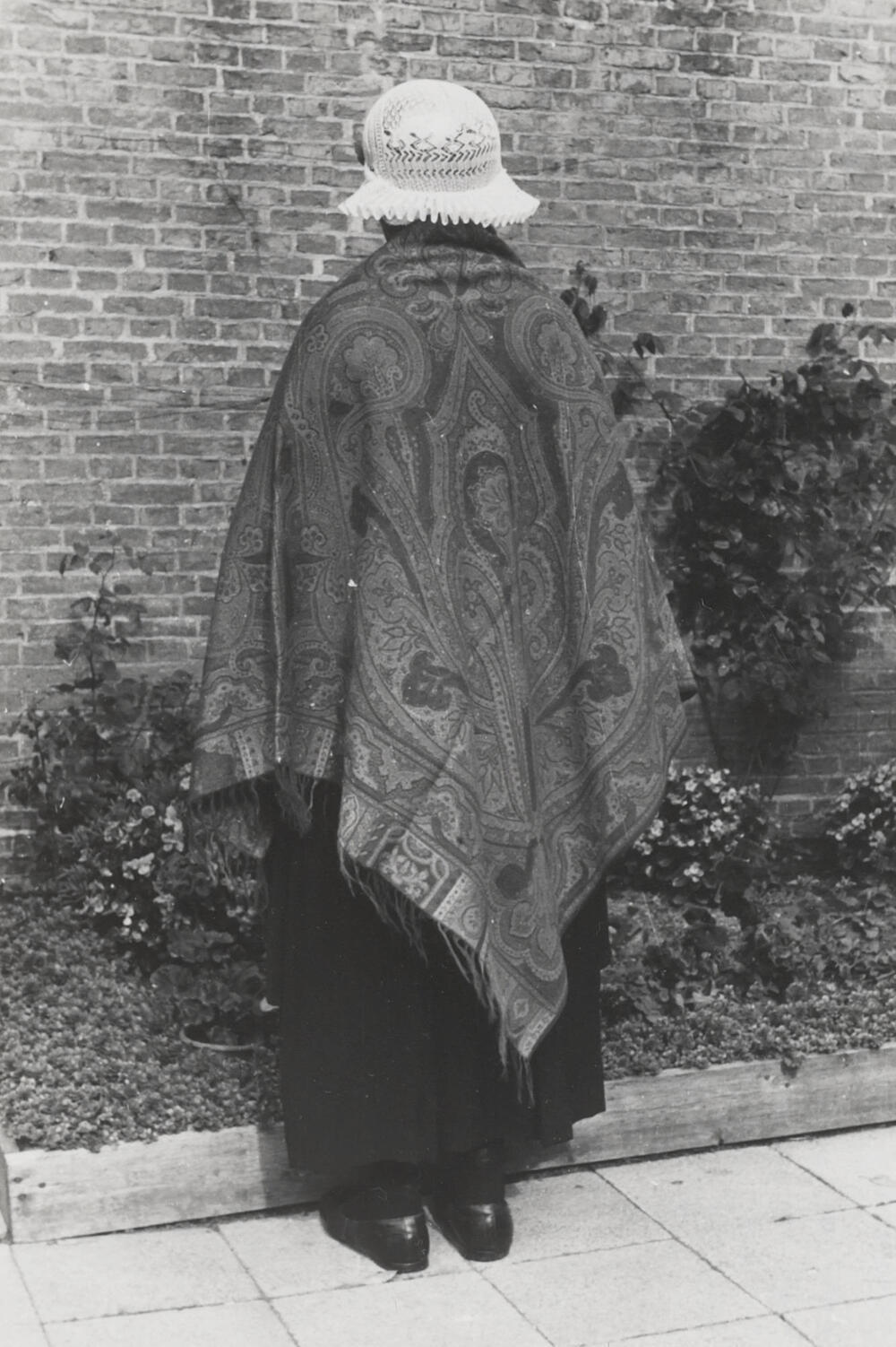 Weduwe Goslinga uit Workum in Friese dracht, 1943