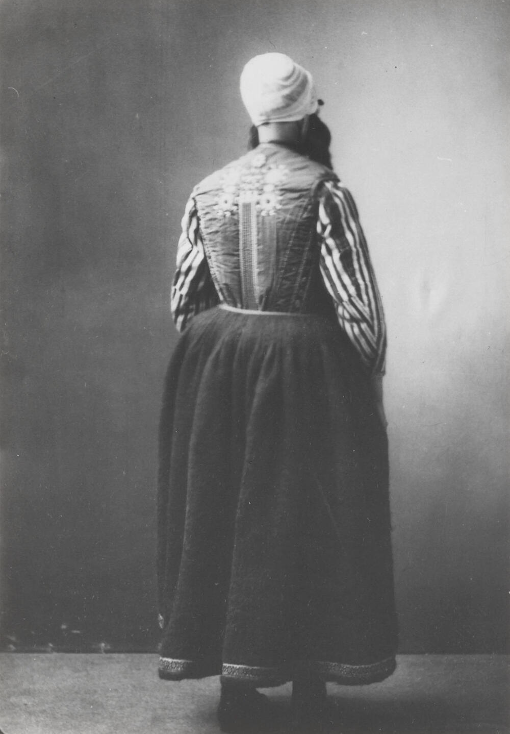 Maretje Boes-Appel in Marker streekdracht, 1910–1916