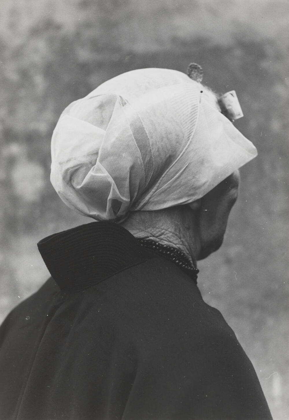 Dirkje van der Wiel-Hazenoot in zondagse dracht, Noordwijk aan Zee, 1955