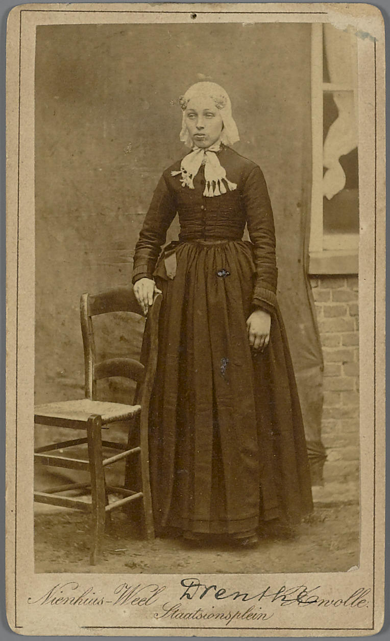 Vrouw in streekdracht uit Drenthe of Overijssel, 1879–1884
