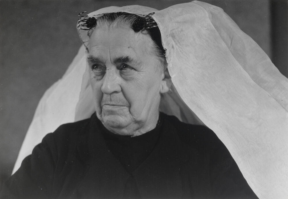 Weduwe Van Dijk uit Oud-Vossemeer in Thoolse dracht, 1955