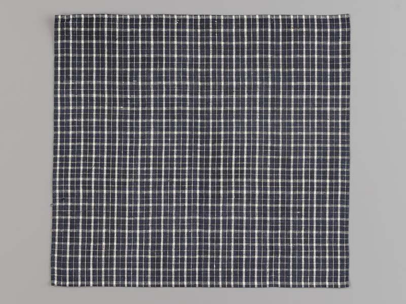 Hindelooper borstlap of foarpeldook van blauw en wit bont voor de zware rouw