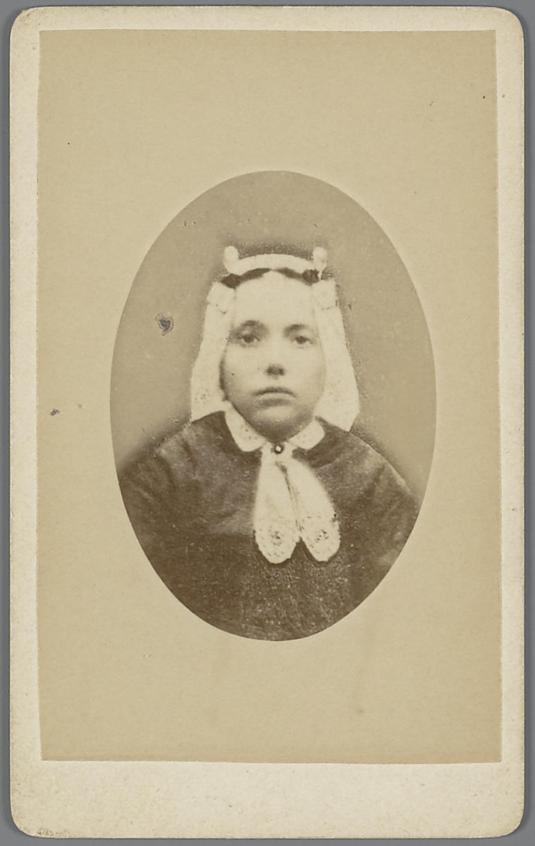 Vrouw in West-Friese streekdracht, 1873–1883