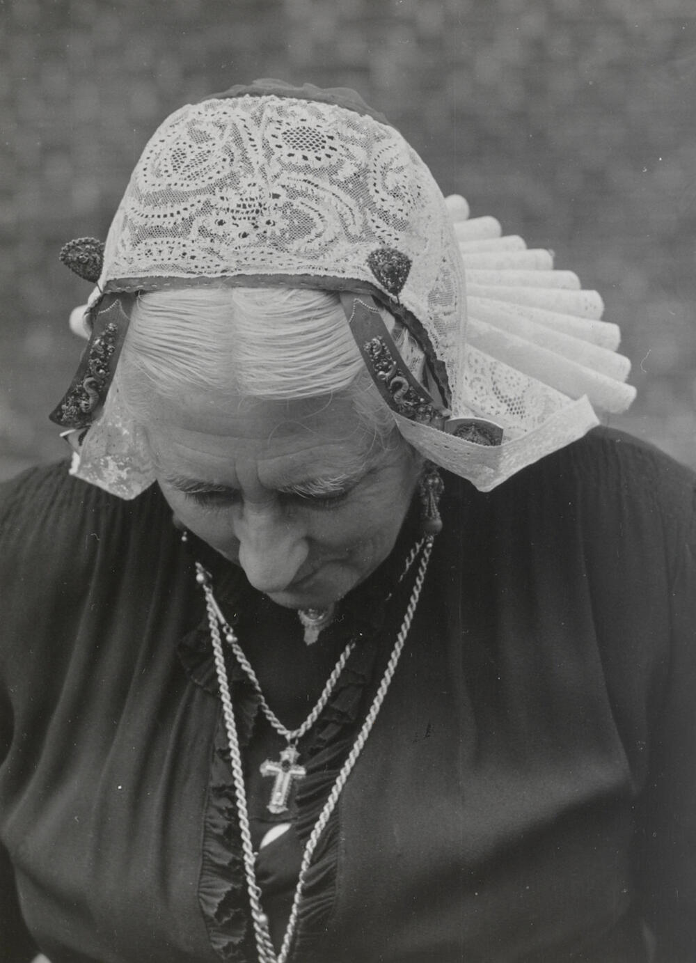 Klasina Makker in streekdracht uit Eemnes, 1952