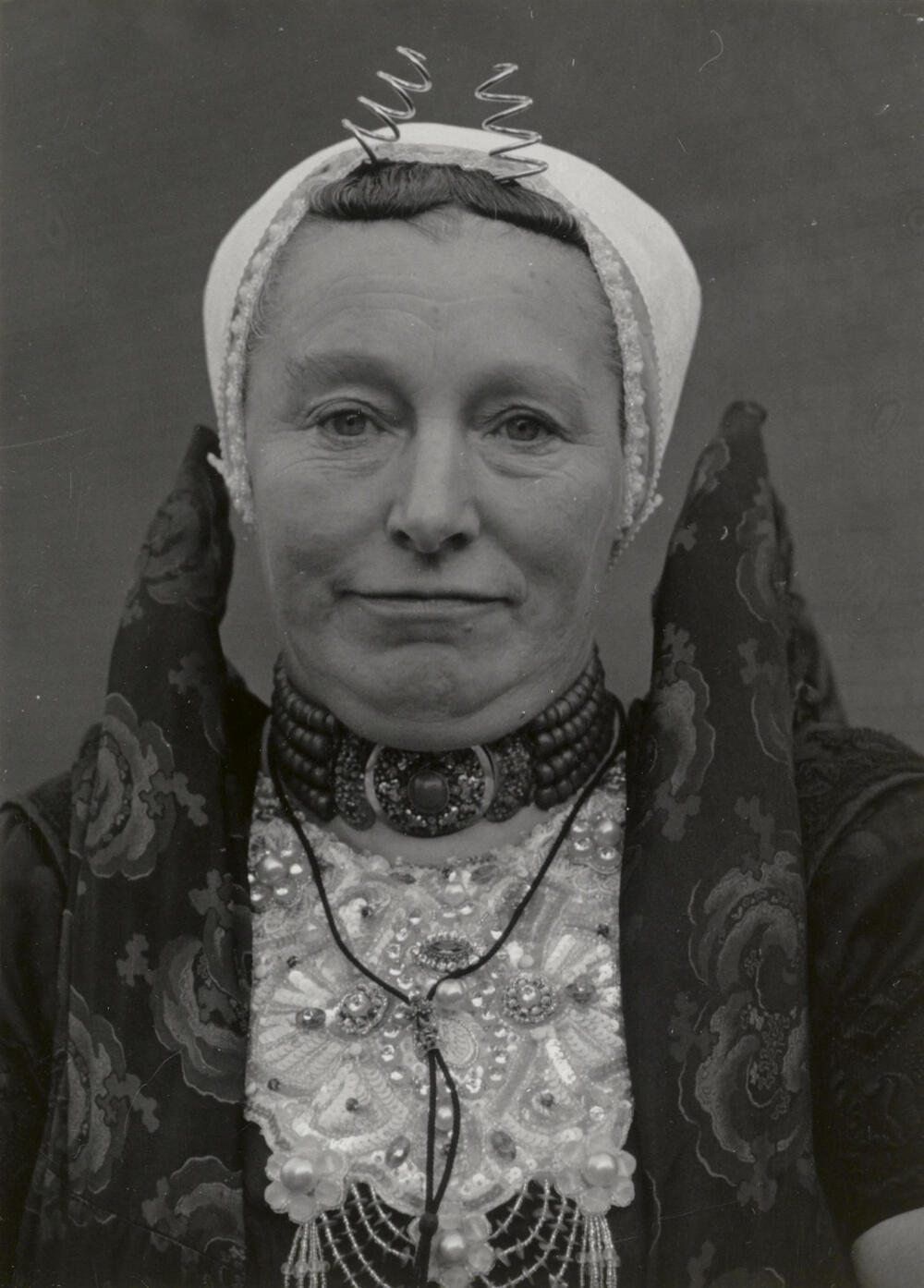 Suzanna van de Wege in Axelse streekdracht, 1950
