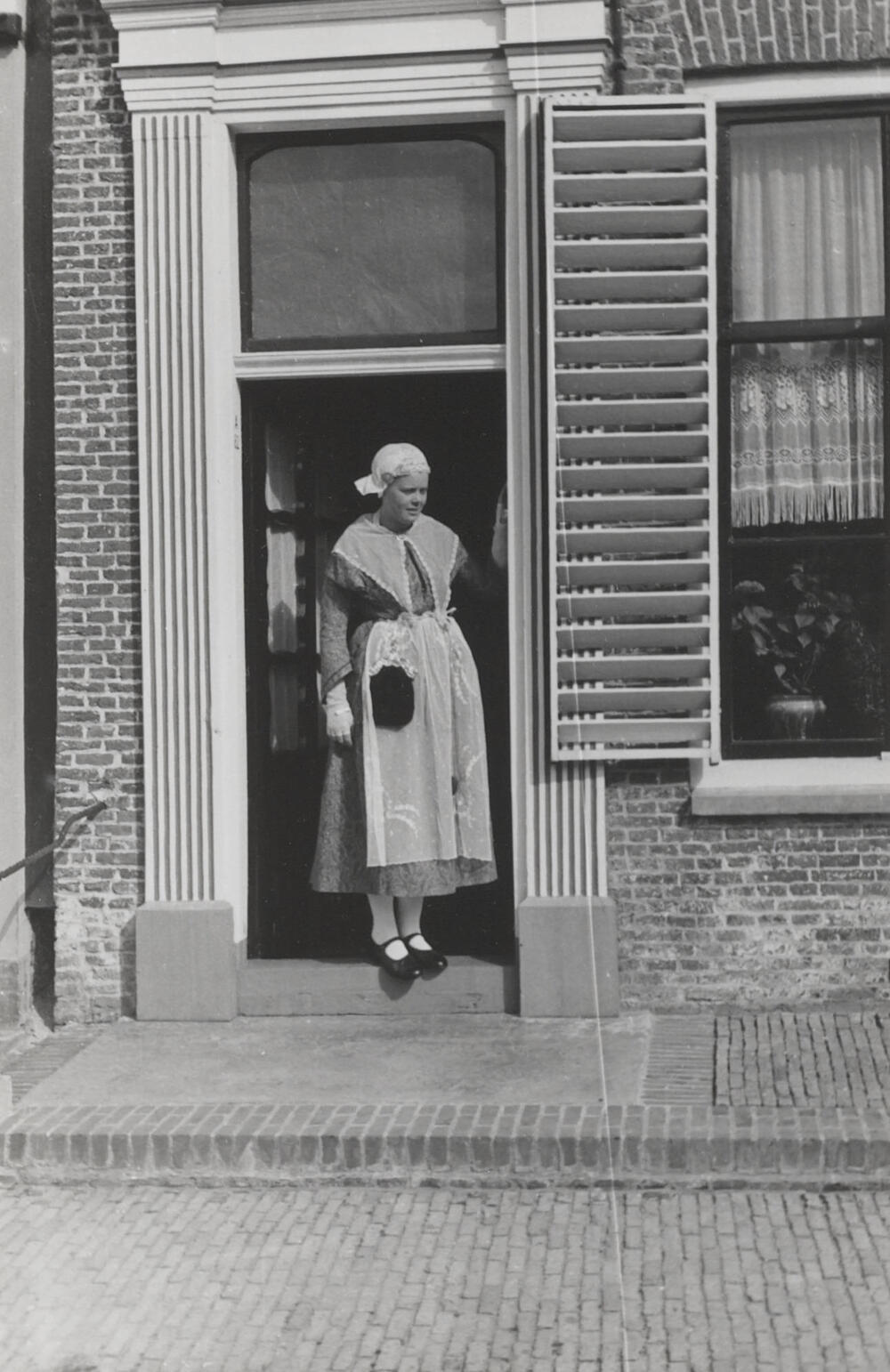 Vrouw uit Workum, verkleed in Friese dracht, 1944