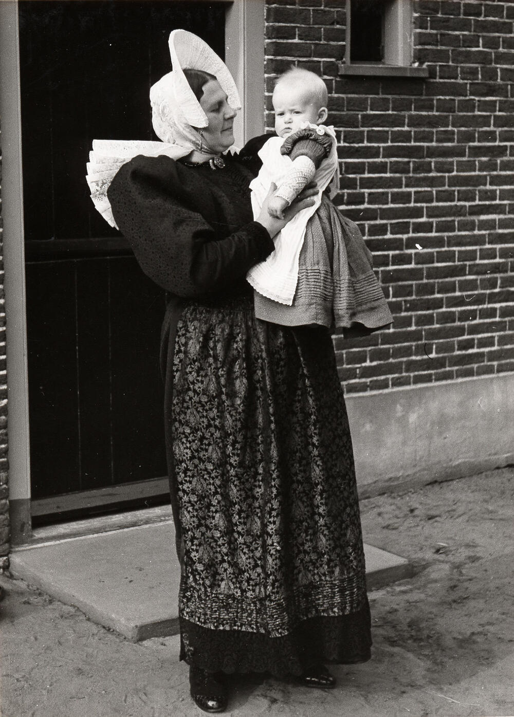 Vrouw en jongetje in streekdracht, Huizen, 1945