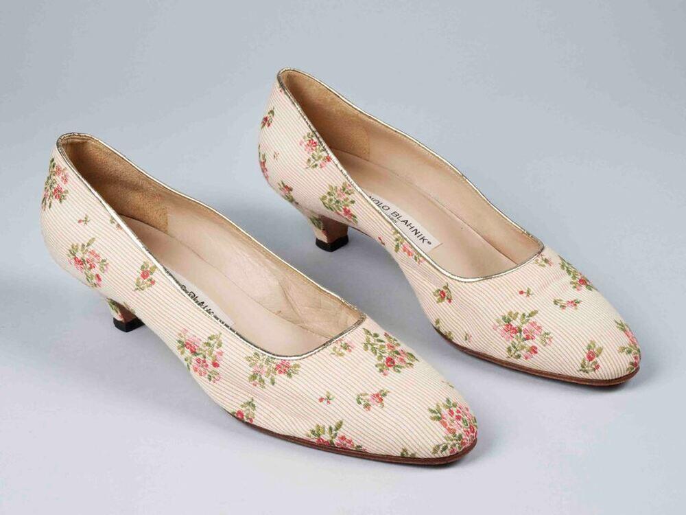 Paar Manolo Blahnik 7E damespumps met klein hakje bekleed met 18de-eeuwse zijde met floraal…