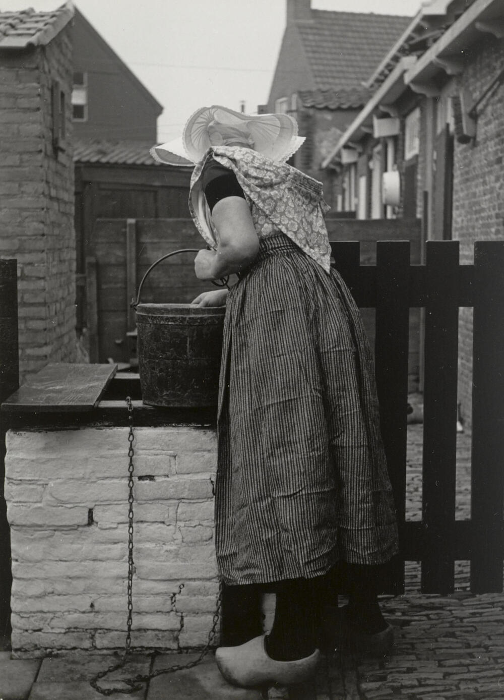 Elizabeth Baas in Nieuwlandse dracht, 1950