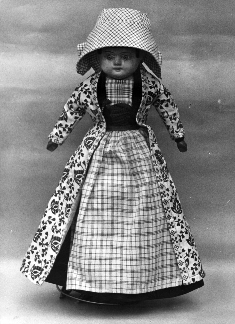 Pop in Hindelooper dracht, 1943